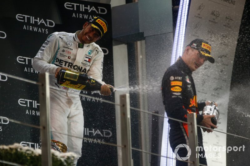 Lewis Hamilton, Mercedes AMG F1, primo classificato, e Max Verstappen, Red Bull Racing, secondo classificato, spruzza Champagne sul podio