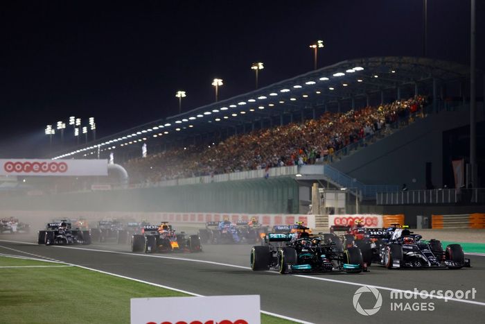 Arrancada: Lewis Hamilton, Mercedes W12, Pierre Gasly, AlphaTauri AT02, Fernando Alonso, Alpine A521, Lando Norris, McLaren MCL35M, Carlos Sainz Jr., Ferrari SF21 y el resto