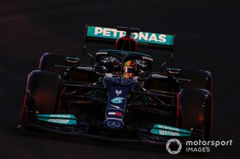 Hamilton bovenaan na eerste F1-dag Saudi-Arabië, zware crash Leclerc