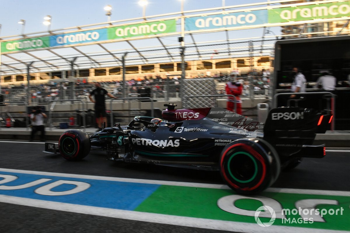 Lewis Hamilton, Mercedes W12, sale del garaje
