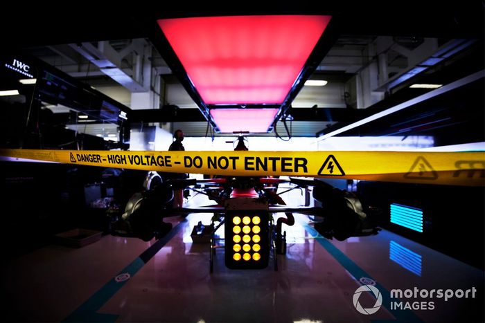 Coche de Lewis Hamilton, Mercedes W12 en el garaje