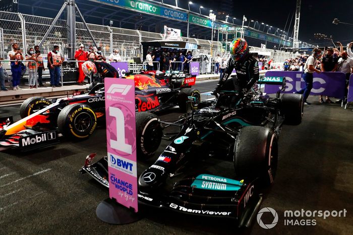Max Verstappen, Red Bull Racing, 2ª posición, y Lewis Hamilton, Mercedes, 1ª posición, llegan al Parc Ferme