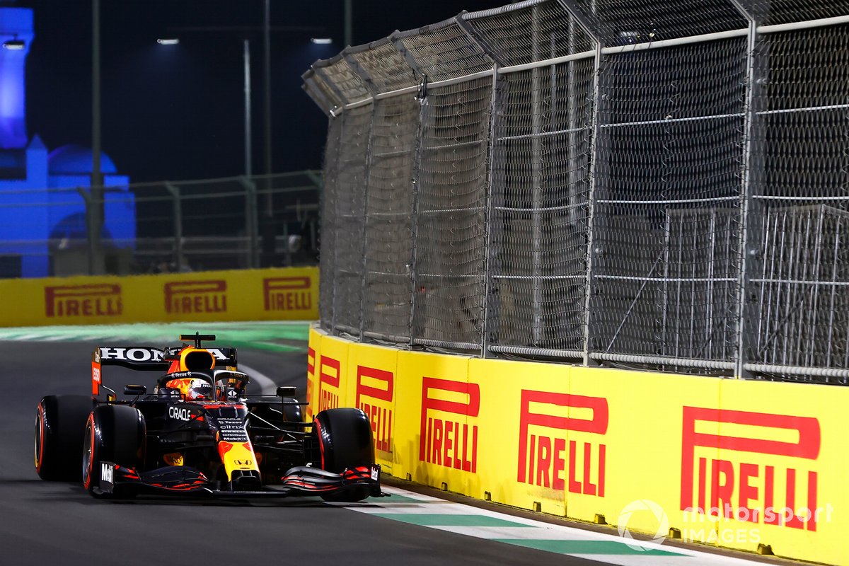 Max Verstappen, Red Bull Racing RB16B, Mick Schumacher, Haas VF-21