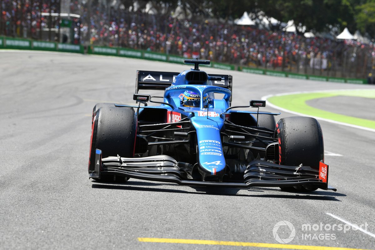 Fernando Alonso, Alpine A521, se dirige a la parrilla