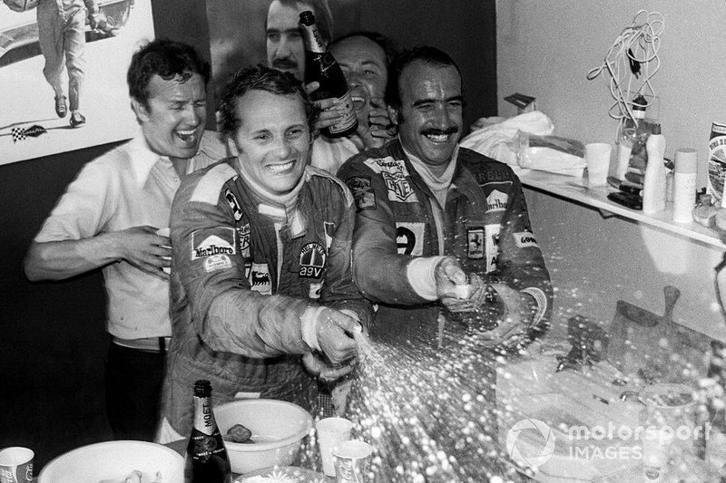 Niki Lauda celebra con el ganador de la carrera y su compañero del equipo Ferrari Clay Regazzoni en el área de hospitalidad de Ferrari