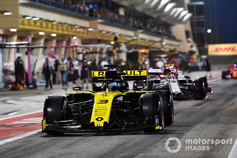 Daniel Ricciardo, Renault R.S.19, precede Antonio Giovinazzi, Alfa Romeo Racing C38, in pit lane