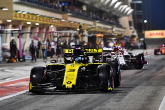Daniel Ricciardo, Renault R.S.19, voor Antonio Giovinazzi, Alfa Romeo Racing C38, in the pit lane