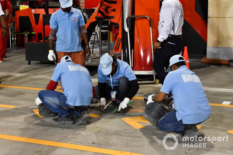 Operarios trabajando en el box de Ferrari