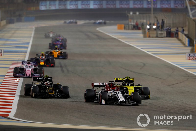 Kimi Raikkonen, Alfa Romeo Racing C38, precede Nico Hulkenberg, Renault R.S. 19, e Kevin Magnussen, Haas F1 Team VF-19