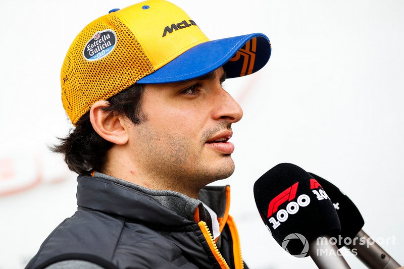Carlos Sainz Jr., McLaren, parla con i media
