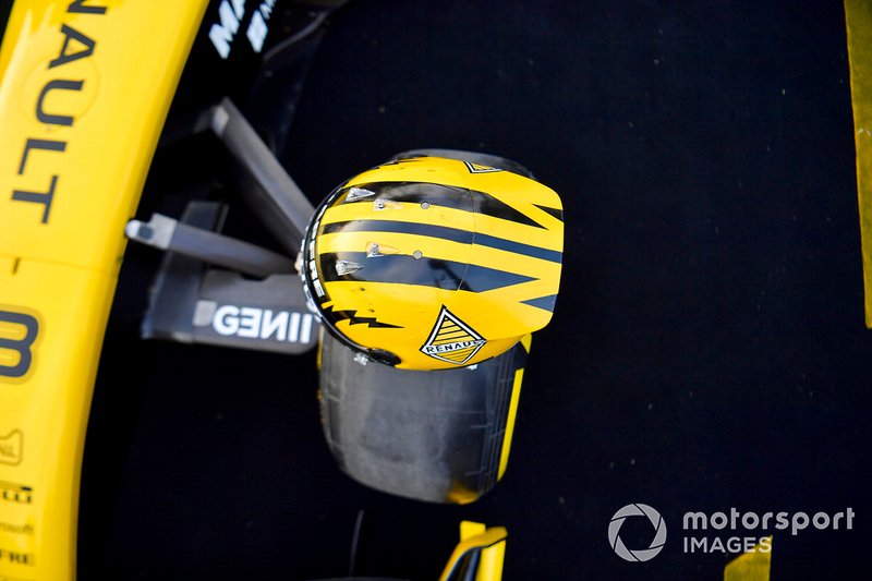 Le casque de Nico Hulkenberg, Renault F1 Team, posé sur une voiture