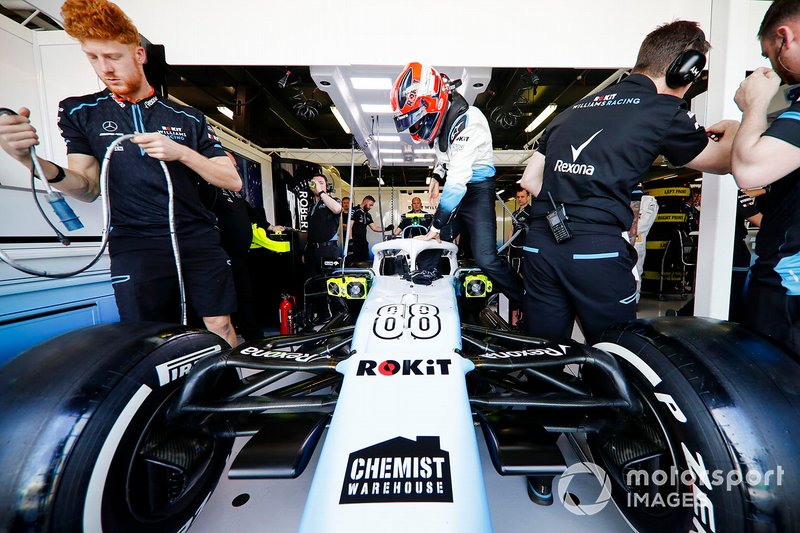 Robert Kubica, Williams Racing, se instala en su asiento