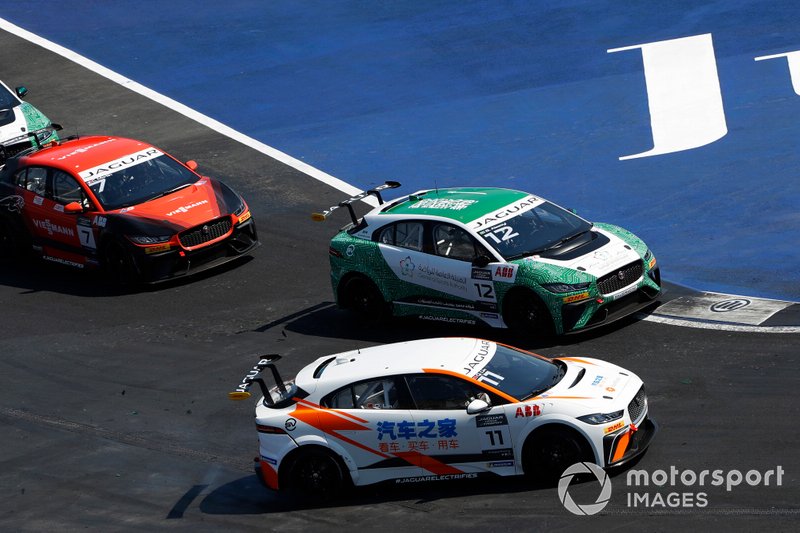 Lin Qi, Team China battles with Bandar Alesayi, Saudi Racing, Célia Martin, Viessman Jaguar eTROPHY Team Germany