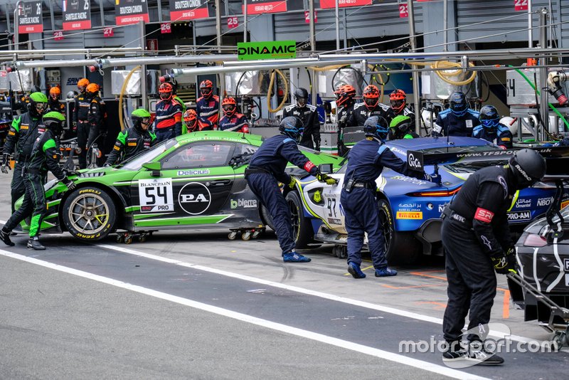 #54 Dinamic Motorsport Porsche 911 GT3 R: Andrea Rizzoli, Klaus Bachler, Zaid Ashkanani