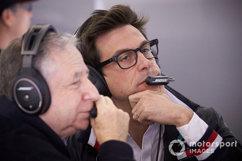 Jean Todt, President, FIA, en Toto Wolff, Mercedes AMG, in de Mercedes garage