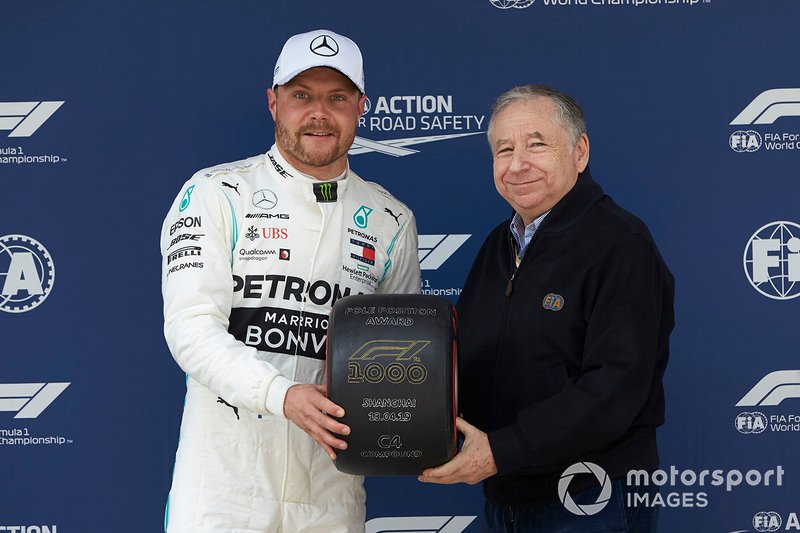 Valtteri Bottas, Mercedes AMG F1, menerima trofi Pirelli Pole Position Award dari Jean Todt, Presiden FIA