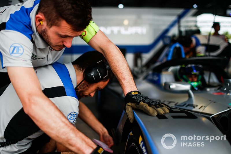 Un mecánico trabaja en el coche de Felipe Massa, Venturi Formula E, Venturi VFE05 