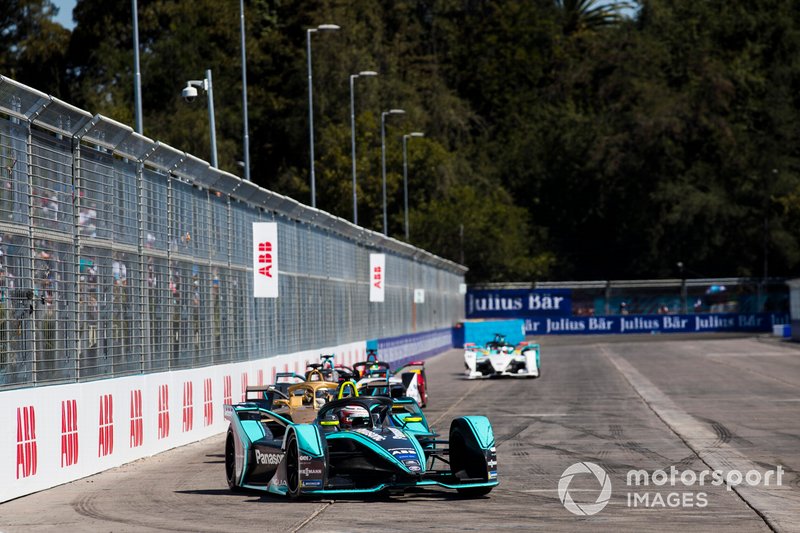 Nelson Piquet Jr., Jaguar Racing, Jaguar I-Type 3 leadsAndre Lotterer, DS TECHEETAH, DS E-Tense FE19 