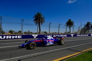 Alexander Albon, Toro Rosso STR14, heads to the pits with his front wing missing