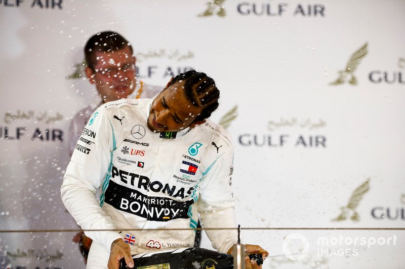 Lewis Hamilton, Mercedes AMG F1, vincitore, spruzza lo champagne