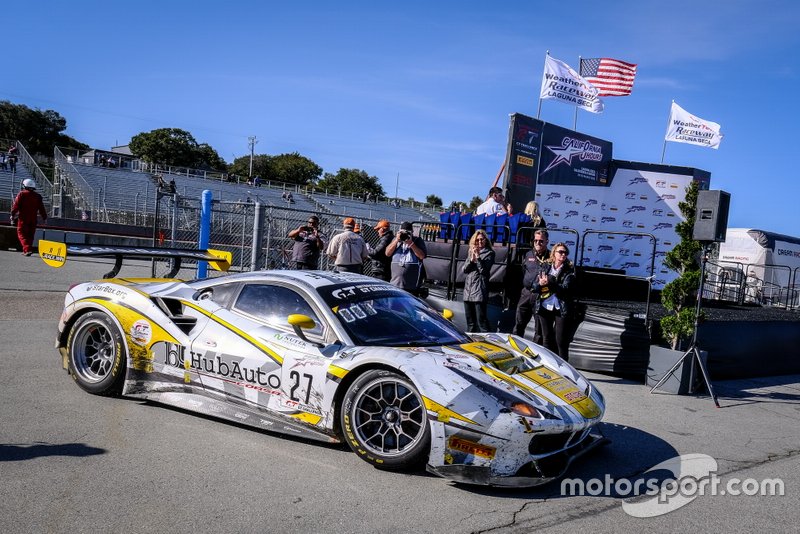 I vincitori #27 HubAuto Corsa Ferrari 488 GT3: Nick Foster, Tim Slade, Miguel Molina