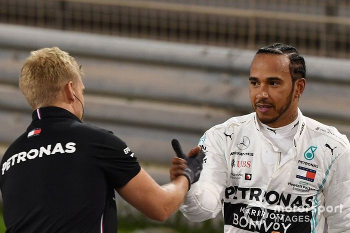 Lewis Hamilton, Mercedes AMG F1, en la parrilla con un mecánico
