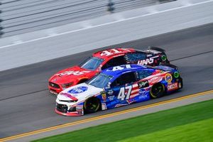 Ryan Preece, JTG Daugherty Racing, Chevrolet Camaro Kroger.com, Daniel Suarez, Stewart-Haas Racing, Ford Mustang Haas Automation