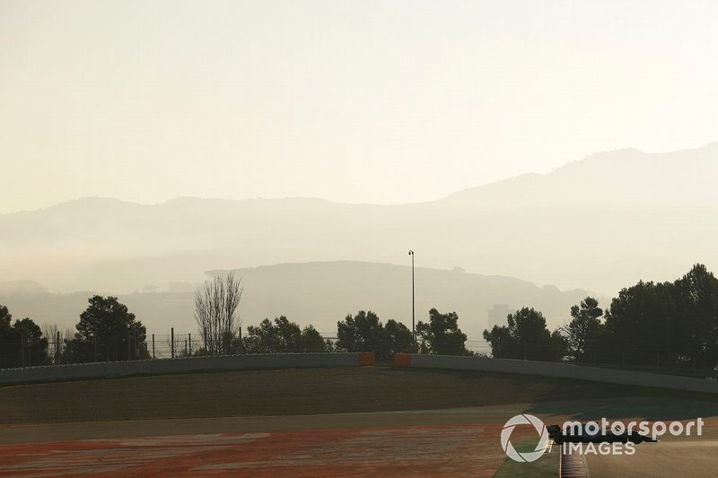 Lewis Hamilton, Mercedes-AMG F1 W10 trompea y se sale
