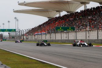 Kimi Raikkonen, Alfa Romeo Racing C38, voor Kevin Magnussen, Haas F1 Team VF-19