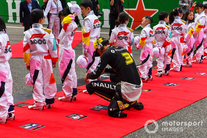 Daniel Ricciardo, Renault, on the grid with the Grid Kid mascots