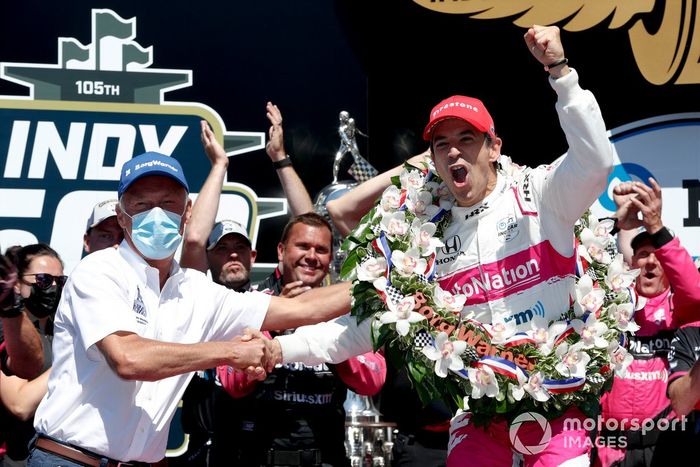 Ganador de la carrera Helio Castroneves, Meyer Shank Racing Honda celebran
