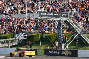 Kyle Busch, Joe Gibbs Racing, Toyota Camry M&M's Mini's checkered flag