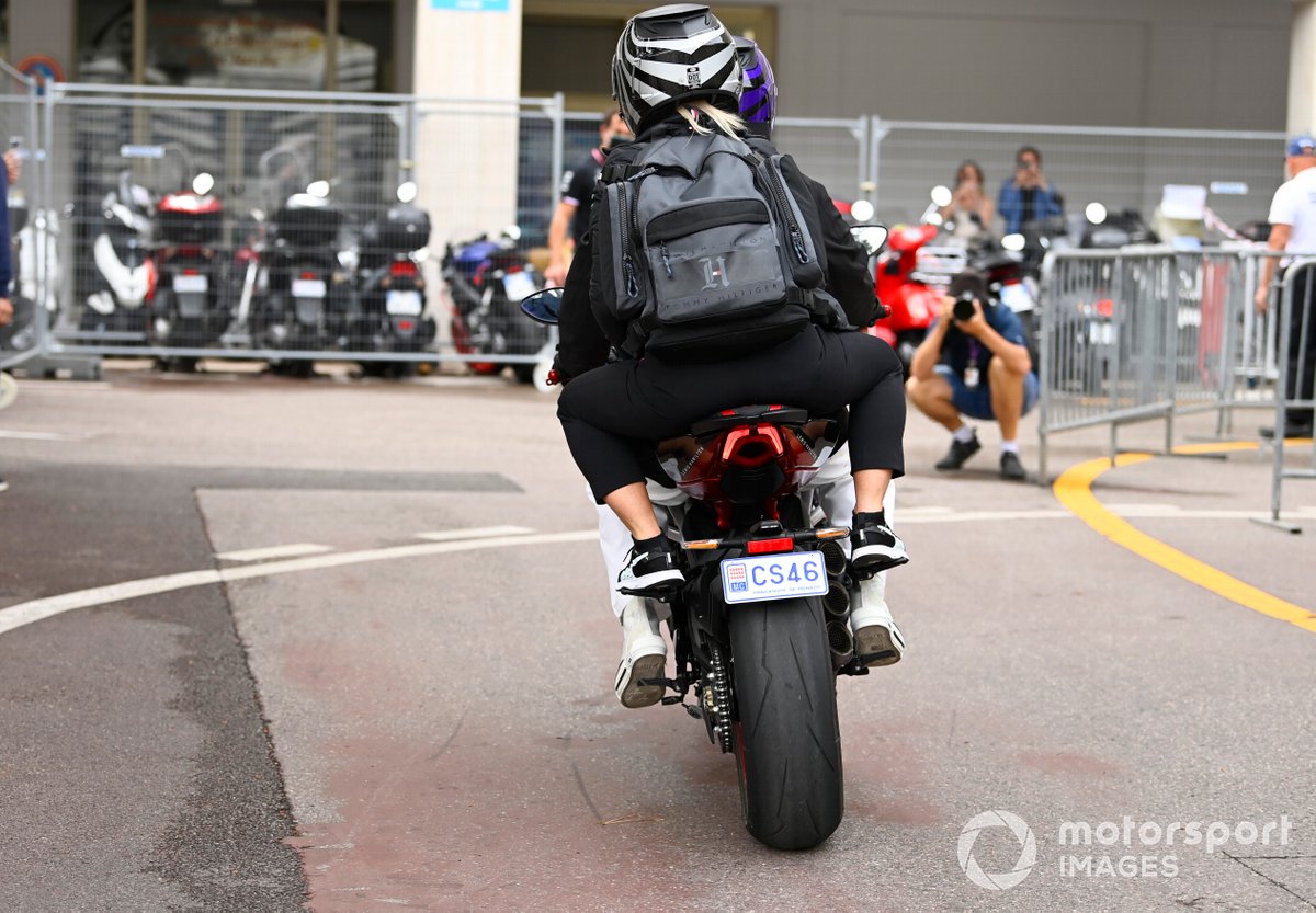 Lewis Hamilton, Mercedes, en moto