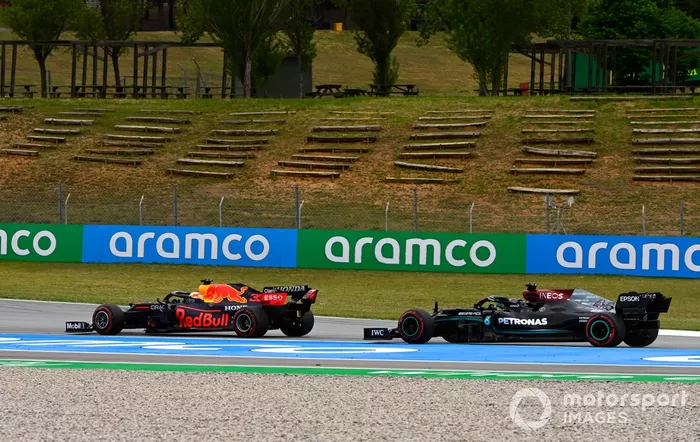 Max Verstappen, Red Bull Racing RB16B pasa a Lewis Hamilton, Mercedes W12 