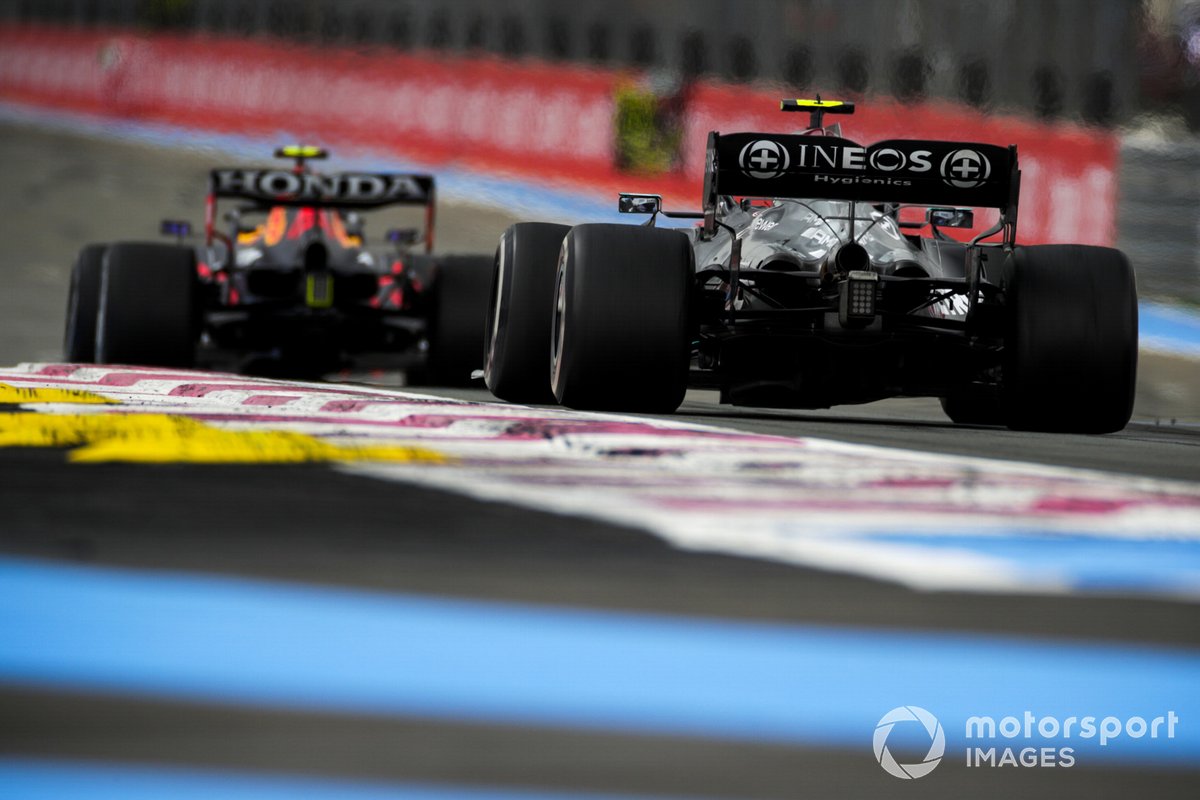 Sergio Perez, Red Bull Racing RB16B, Valtteri Bottas, Mercedes W12