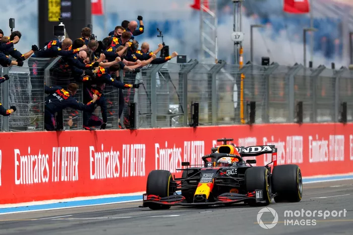 El ganador de la carrera, Max Verstappen, el RB16B de Red Bull Racing cruza la línea de meta ante la celebración de su equipo