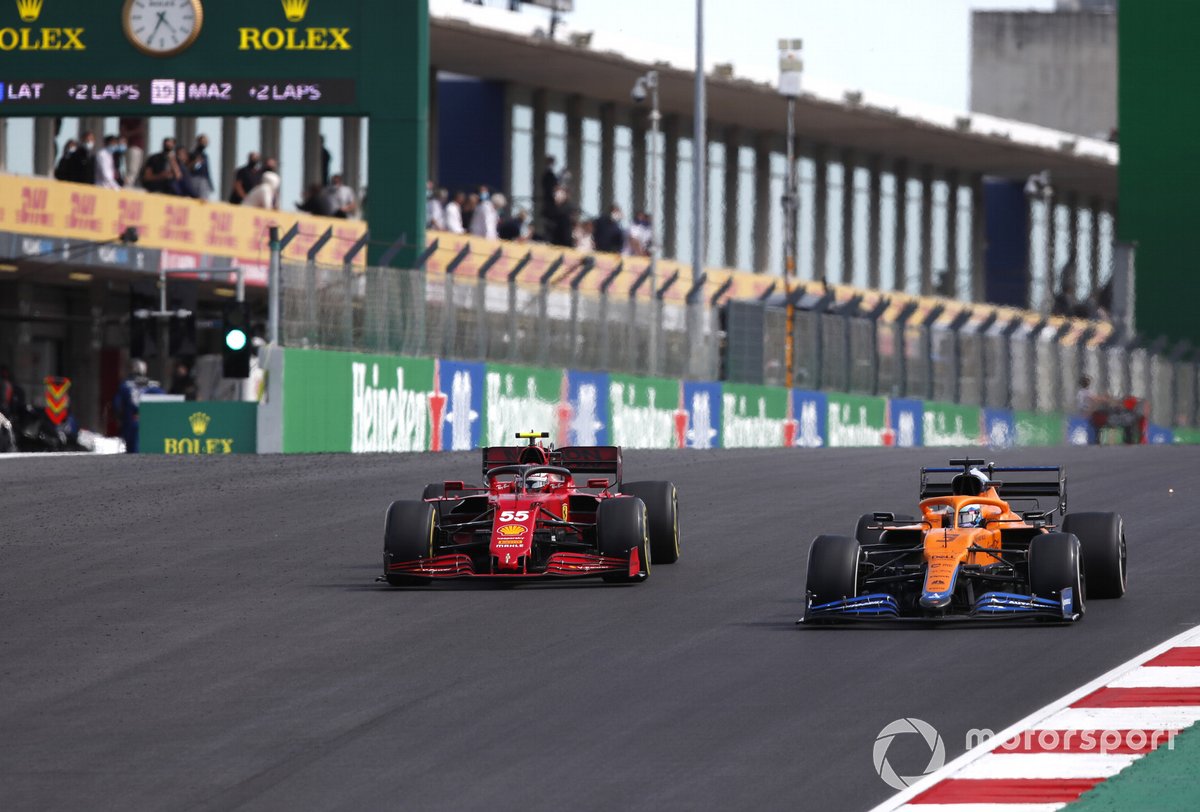 Daniel Ricciardo, McLaren MCL35M, Carlos Sainz Jr., Ferrari SF21