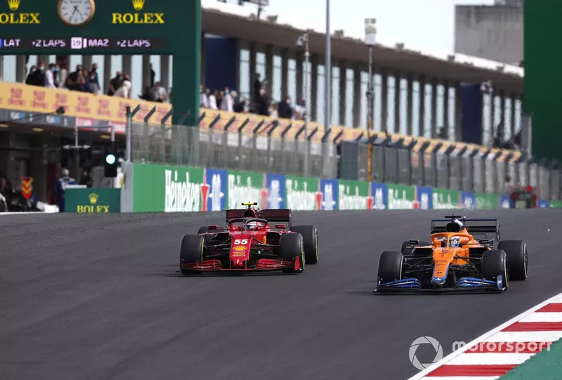 Daniel Ricciardo, McLaren MCL35M, Carlos Sainz Jr., Ferrari SF21