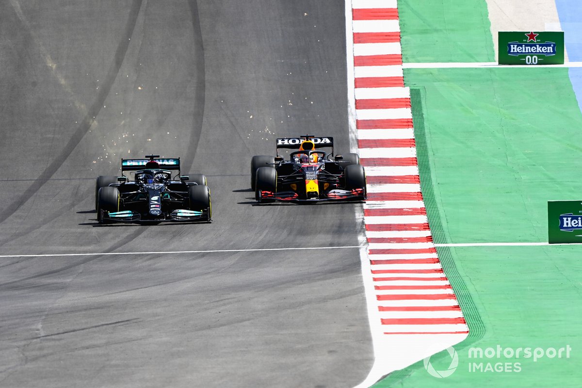 Lewis Hamilton, Mercedes W12, sorpassa Max Verstappen, Red Bull Racing RB16B