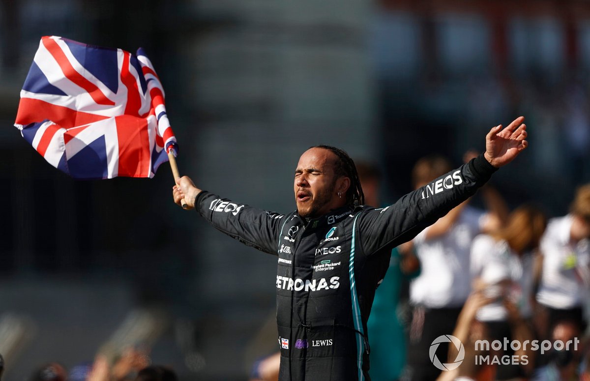 Lewis Hamilton, Mercedes, primo classificato, festeggia dopo la gara con la bandiera della Gran Bretagna