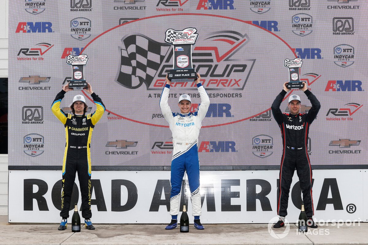 Podio: Colton Herta, Andretti Autosport Honda, ganador Alex Palou, Chip Ganassi Racing Honda, Will Power, Team Penske Chevrolet