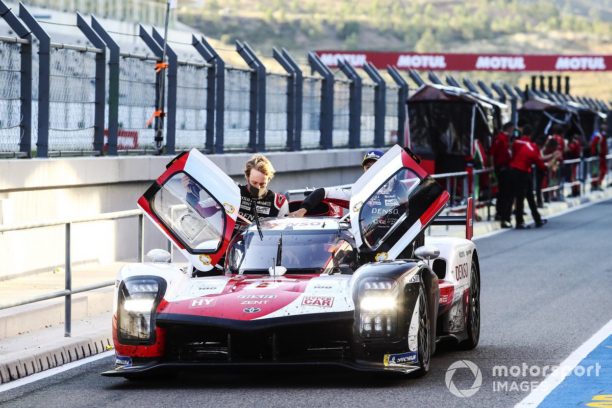 I vincitori #8 Toyota Gazoo Racing Toyota GR010 - Hybrid: Sebastien Buemi, Kazuki Nakajima, Brendon Hartley