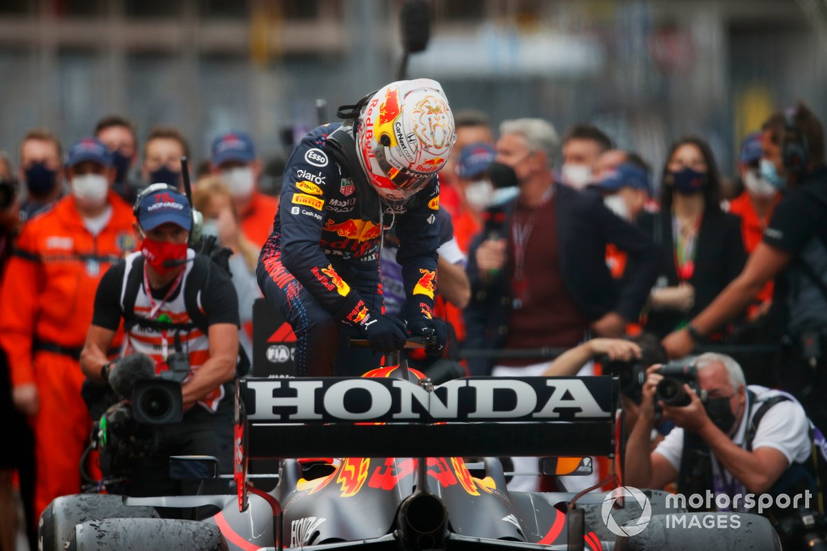 Ganador de la carrera Max Verstappen, Red Bull Racing, celebra en Parc Ferme