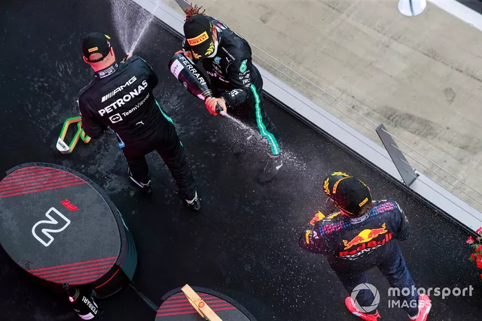 Podio: ganador de la carrera Max Verstappen, segundo lugar Lewis Hamilton, Mercedes, tercer lugar Valtteri Bottas, Mercedes