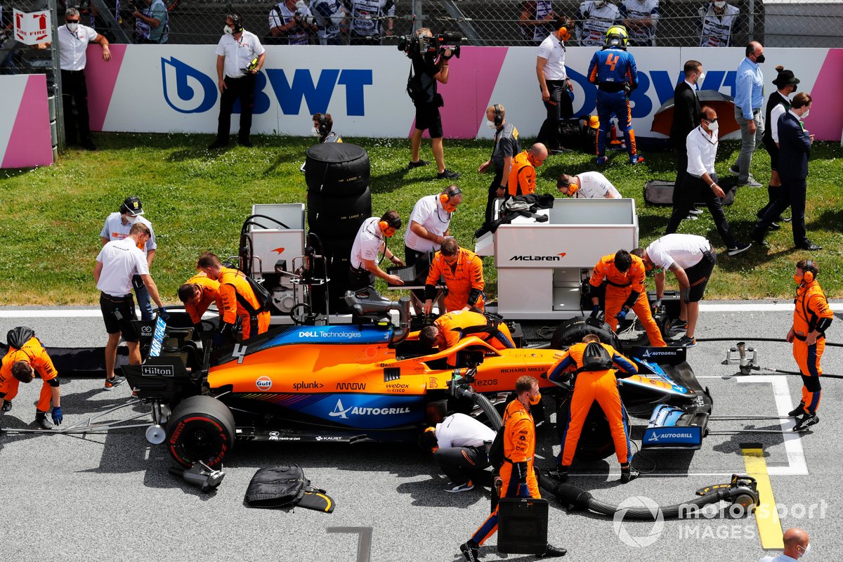 Lando Norris, McLaren, se prepara mientras su equipo prepara su coche en la parrilla