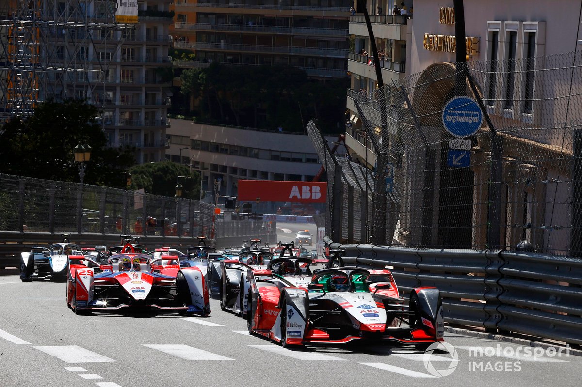 Rene Rast, Audi Sport ABT Schaeffler, Audi e-tron FE07, Alexander Sims, Mahindra Racing, M7Electro, the rest of the field up the hill