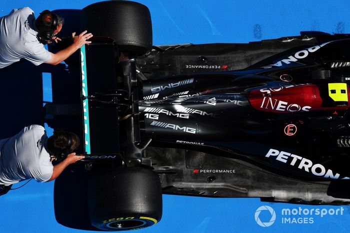 Los mecánicos empujan el coche de Valtteri Bottas, Mercedes W12