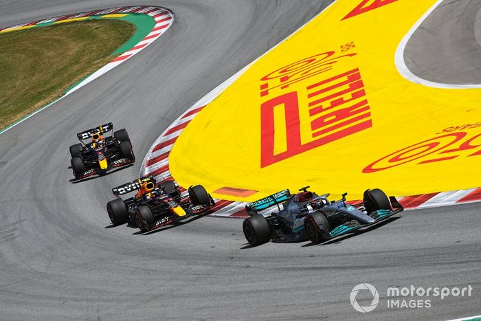 George Russell, Mercedes W13, Sergio Pérez, Red Bull Racing RB18, Max Verstappen, Red Bull Racing RB18 