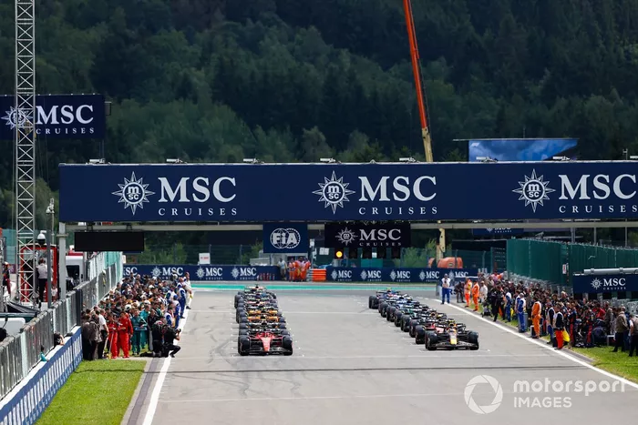 Charles Leclerc, Ferrari SF-23, Sergio Pérez, Red Bull Racing RB19, se preparan para liderar la salida.