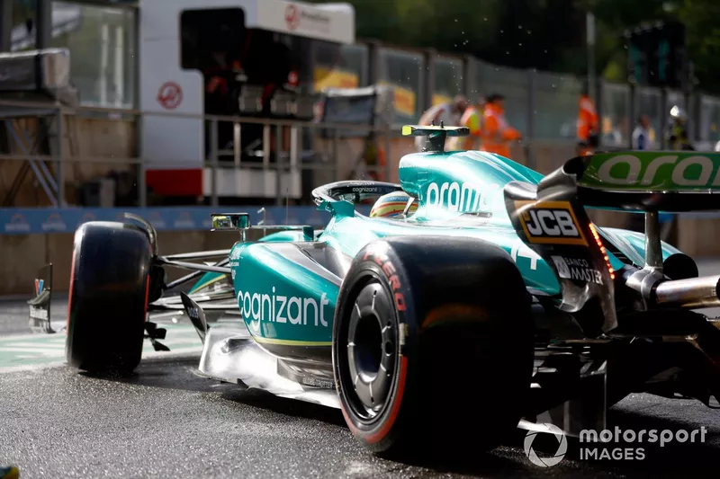 Fernando Alonso, Aston Martin AMR23, sale del garaje